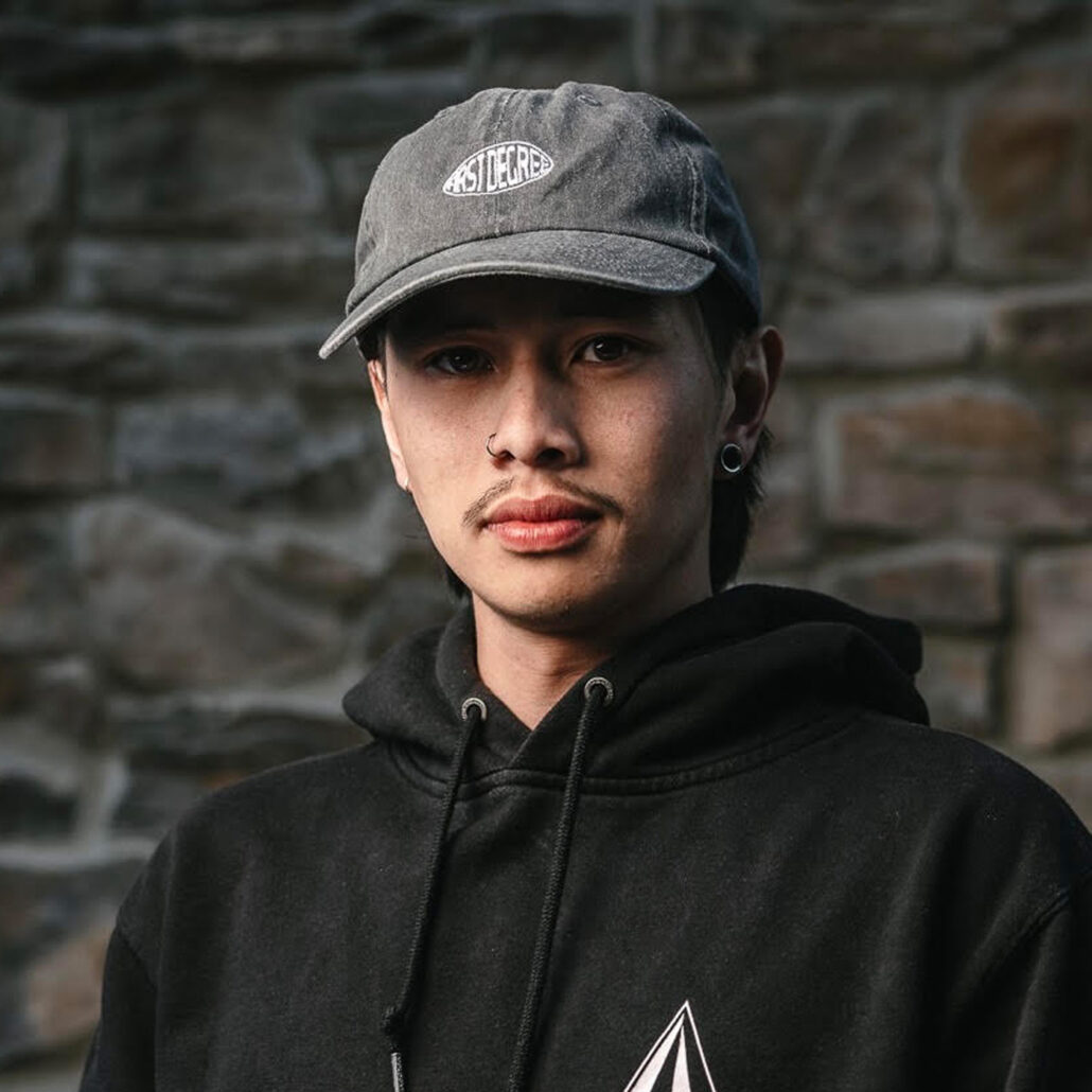 Mann trägt FIRST DEGREE Dad Hat in Washed Grey